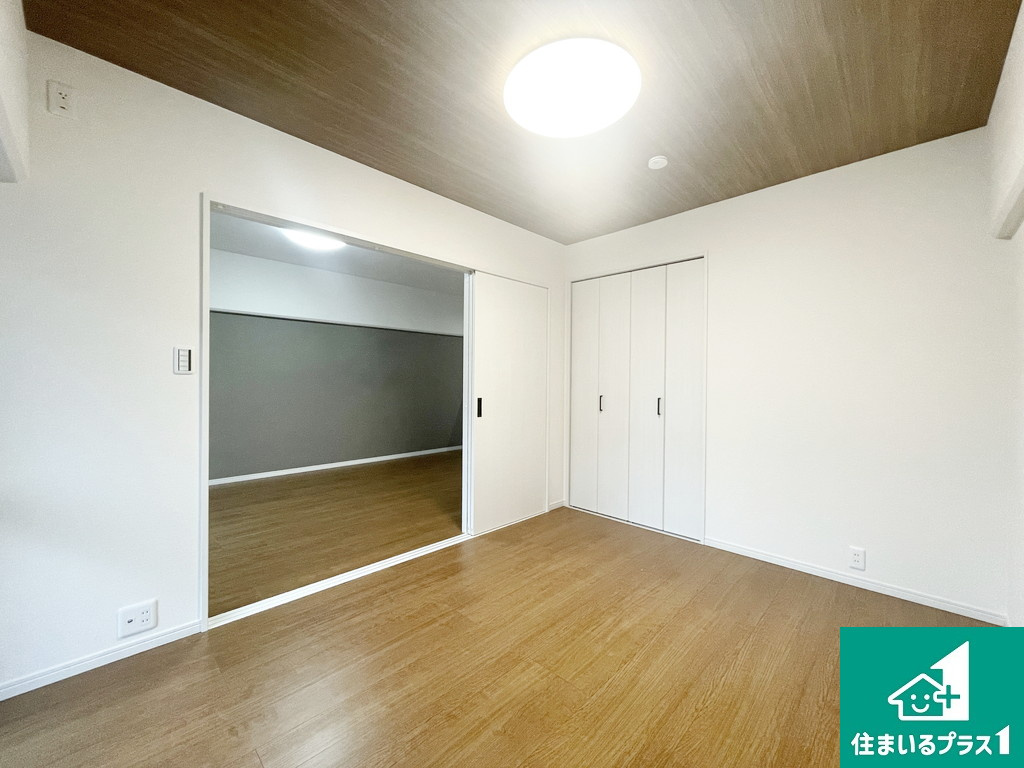 エバーグリーン金岡四号棟の洋室|バルコニーに面した洋室の別アングルです♪【現地写真】