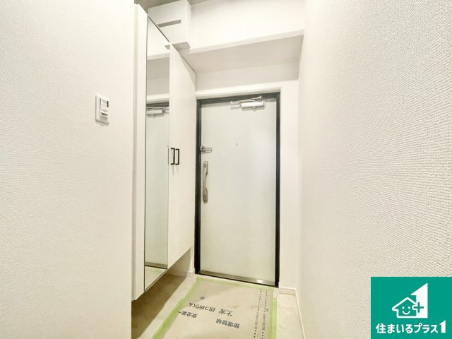 エバーグリーン金岡四号棟の玄関|鏡付きで身だしなみもばっちり。ブラウン調の豊富な収納で玄関もスッキリ！【現地写真】