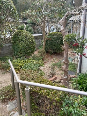 玉野市奥玉2丁目の庭|玄関の横の庭