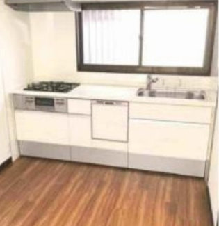 【キッチン】 | 西宮市甲子園洲鳥町　中古戸建 | 食洗機は手洗いよりも時間の節約ができるので、子育てや家事で忙しい家庭の見方です