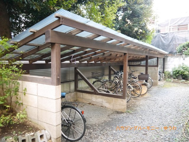 【駐輪場】 | 共同住宅ながさき | 屋根付きの駐輪場となっていますので、雨の日でも大切な自転車が濡れずに済みます。