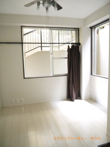 【洋室】 | 共同住宅ながさき | 角部屋の洋室なので、バルコニーはありませんが、陽が燦燦とはいってきます！