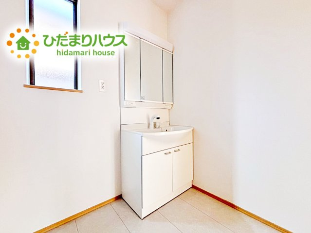 【独立洗面台】 | ひたちなか市津田853番　新築戸建 | 鏡自体も広いため、朝の忙しい時間帯にご家族と共有して洗面台を使えるのが魅力！