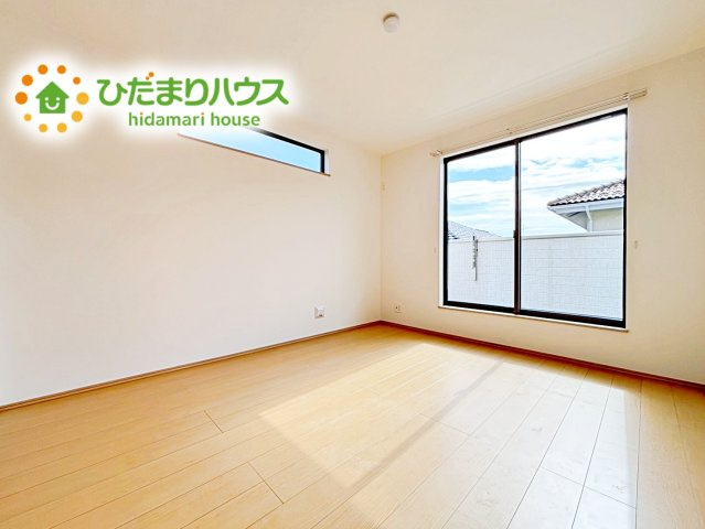 【寝室】 | ひたちなか市津田853番　新築戸建 | バルコニーに面していて、たっぷり光りの入る明るい主寝室です！
