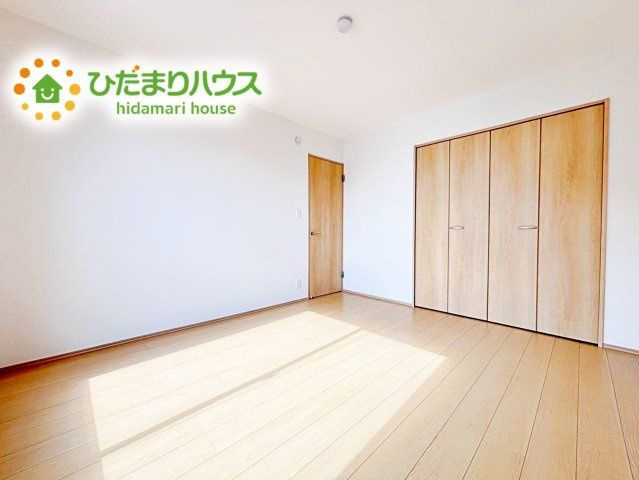 【寝室】 | ひたちなか市津田853番　新築戸建 | 壁紙はシンプルで清潔なホワイトで統一しています。朝の光をたっぷり浴びながら一日をスタート！目覚めは明るくあたたかな場所で。