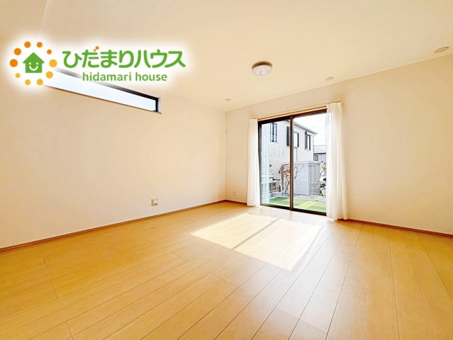 【居間・リビング】 | ひたちなか市津田853番　新築戸建 | 大きな窓から差し込む光でいっぱいのリビング　休日もつい家にいる時間が長くなりそうです