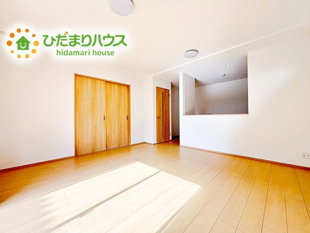 【居間・リビング】 | ひたちなか市津田853番　新築戸建 | 奥行き感あるLDK。一体の空間ながらほどよい距離を保ち、家族がおもいおもいに好きな場所で寛げます。