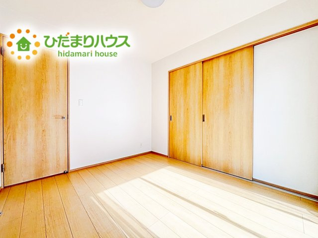 【洋室】 | ひたちなか市津田853番　新築戸建 | 室内には収納スペースもあり、衣類や小物類をたっぷり収納可能。お部屋をより広くお使いいただけます。