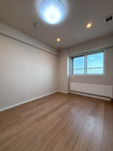 ロイヤルシャトー西岡の洋室