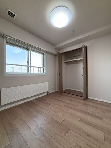 ロイヤルシャトー西岡の洋室