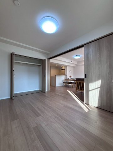 ロイヤルシャトー西岡の洋室