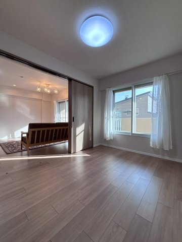 ロイヤルシャトー西岡の洋室