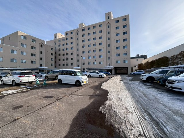 ロイヤルシャトー西岡の駐車場