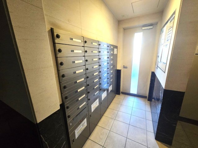 アルファステイツ大橋南のその他共用部分|メール便も余裕で入る、機能的なポストです♪