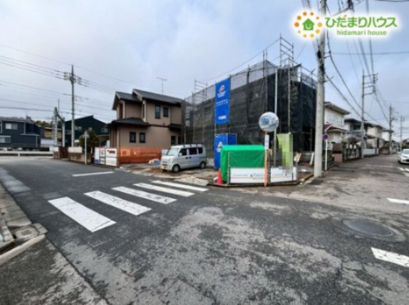 鴻巣市赤見台4丁目　新築一戸建て　ブルーミングガーデン　01の前面道路含む現地写真