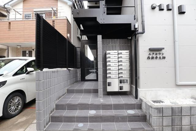 エクセラン西新井大師のエントランス