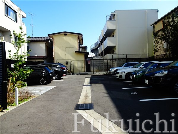 レジディア都立大の駐車場