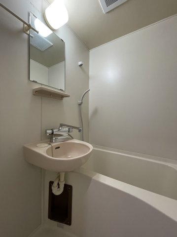 グランドハイツ東古松の浴室|※写真は別の部屋のものです。