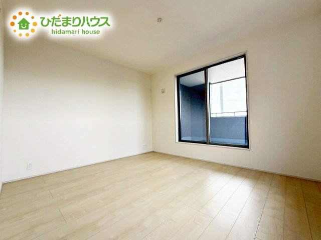【寝室】 | ひたちなか市田宮原1期　新築戸建　2号棟 | バルコニーに面していて、たっぷり光りの入る明るい主寝室です！