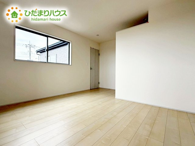 【寝室】 | ひたちなか市田宮原1期　新築戸建　2号棟 | 主寝室は広々していて安らげる空間に。大きな窓から光が差し込み、朝の目覚めも良さそう♪