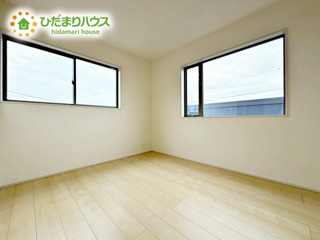【洋室】 | ひたちなか市田宮原1期　新築戸建　2号棟 | 洗練された空間にやわらかい光が差し込み、お気に入りの家具や小物が映えます。