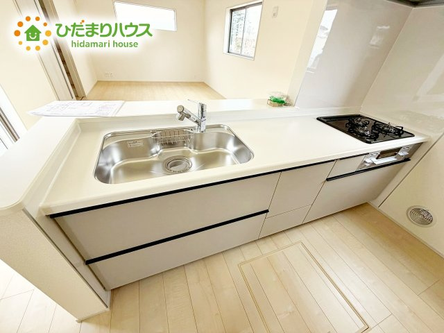 【キッチン】 | ひたちなか市田宮原1期　新築戸建　2号棟 | リビングを見渡せるキッチンはお子様を見ながらでも料理が出来て安心ですね☆