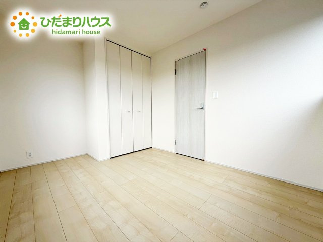 【洋室】 | ひたちなか市田宮原1期　新築戸建　2号棟 | 明るい日差しが降り注ぐお部屋に、居心地の良さを感じさせるコーディネート。家具やカーテンでお気に入りのお部屋に♪