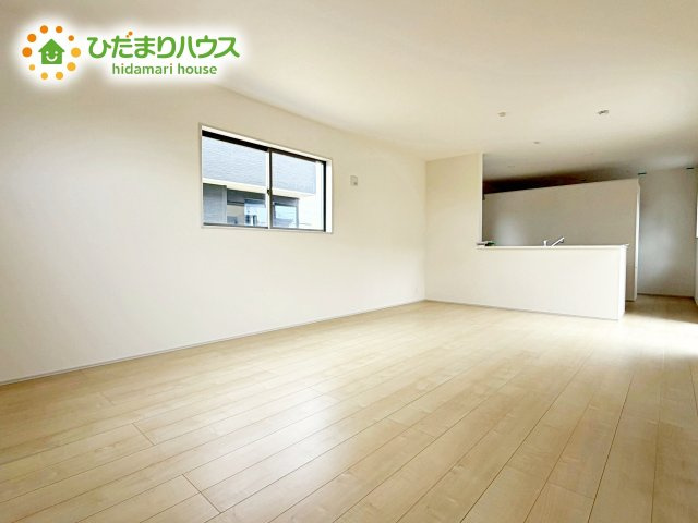【居間・リビング】 | ひたちなか市田宮原1期　新築戸建　2号棟 | ホワイトを基調としたLDKは、明るく上品な心地よさを演出してくれます。空間に広がりをもたらし、より一層広く感じさせてくれます。