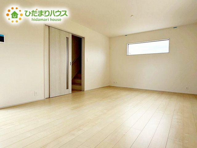 【居間・リビング】 | ひたちなか市田宮原1期　新築戸建　2号棟 | 大きな窓から差し込む光でいっぱいのリビング　休日もつい家にいる時間が長くなりそうです