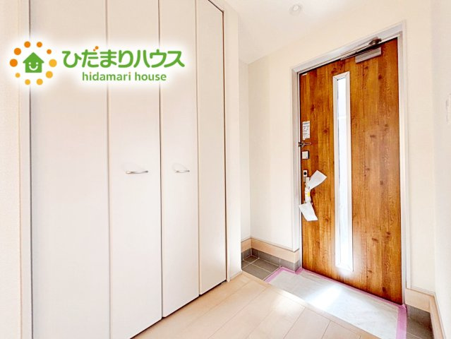 【玄関】 | ひたちなか市田宮原1期　新築戸建　2号棟 | 毎日「行ってきます」「ただいま」をいう玄関は小窓付で、明るく光が差し込みます。