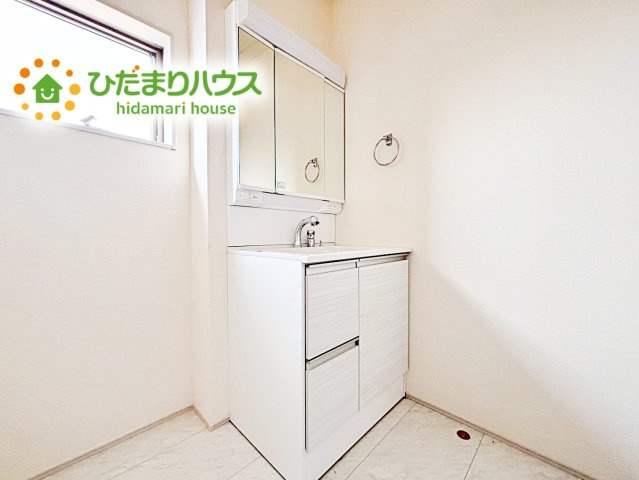 【独立洗面台】 | ひたちなか市田宮原1期　新築戸建　2号棟 | 鏡自体も広いため、朝の忙しい時間帯にご家族と共有して洗面台を使えるのが魅力！