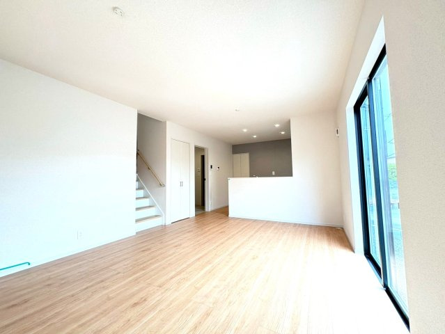 静岡市駿河区下川原五丁目10期　全５棟の居間・リビング|ご家族が顔を合わせるタイミングが増えるリビング階段。