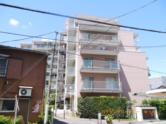 【外観】 | 敷地内で管理されている木々の色味との相性も良く上品でおしゃれな雰囲気を演出してくれます。