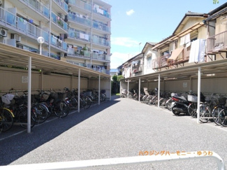 【その他共用部分】 | 屋根付きの駐輪場となっていますので、雨の日でも大切な自転車が濡れずに済みます。