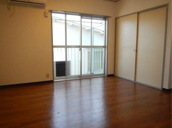 ロイヤルハイツの居間・リビング