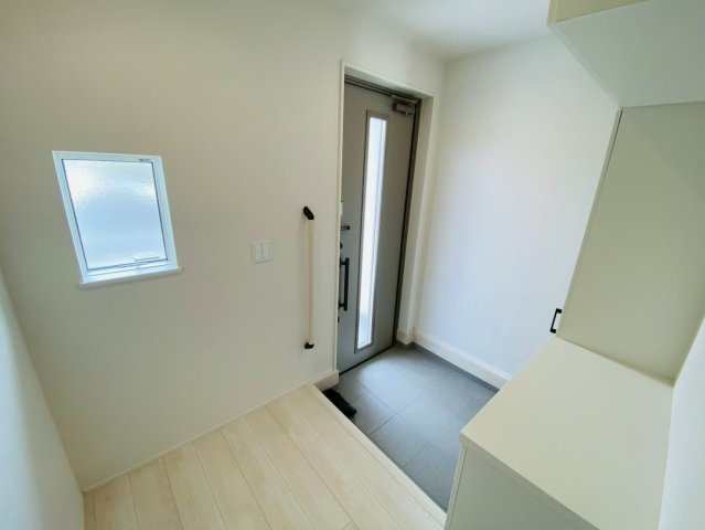 七栄0３期　新築戸建ての玄関