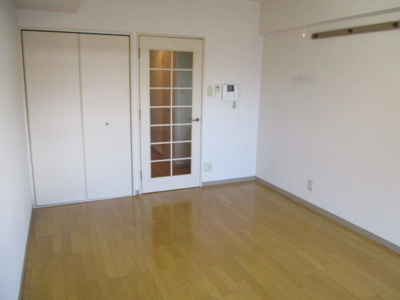 【居間・リビング】 | セブンハイツ | 広いお部屋で荷物も置きやすいですね