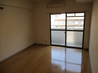 【居間・リビング】 | セブンハイツ | 明るいお部屋で気分も上々ですね