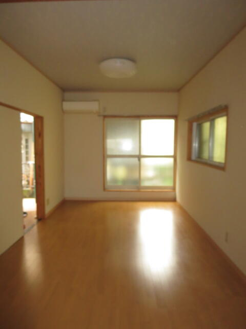 松戸山下貸家Ｂの居間・リビング|１階リビング