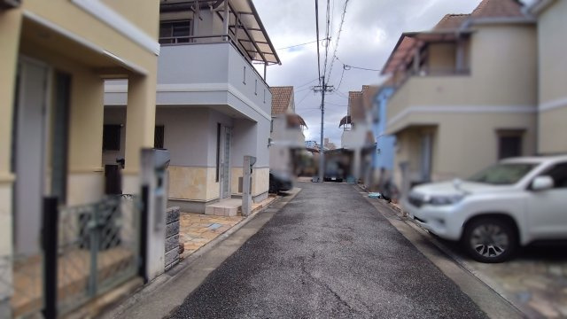 尼崎市食満　中古戸建の前面道路含む現地写真