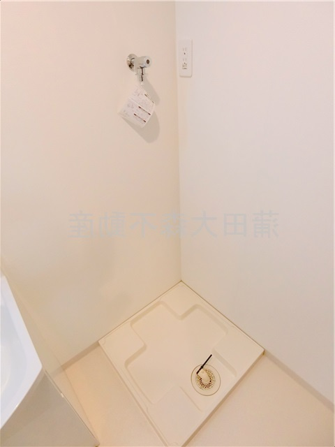 グランヴァン多摩川の設備|室内洗濯機置き場　防水パンの縦横にスペースがありますのでドラム式洗濯乾燥機も置ける広さです！