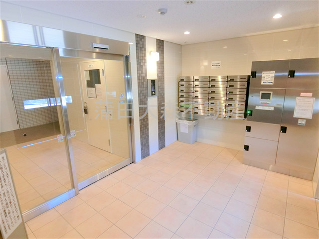 グランヴァン多摩川のエントランス|防犯カメラTVモニター付オートロック宅配BOXメールBOX管理人室　