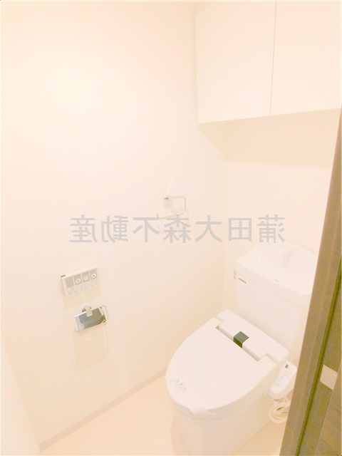 グランヴァン多摩川のトイレ|上部棚収納に温水暖房便座付きトイレ　