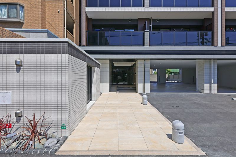 福岡市東区原田１丁目の賃貸マンションのエントランス