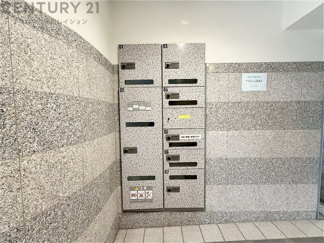 宅配ボックスは荷物の受け取りや配達が便利で安全です。不在時でも荷物が確保され、盗難や損傷のリスクが減少。受け取り時間の柔軟性が向上。外出先からでも荷物の受け取りや預けが可能となります。