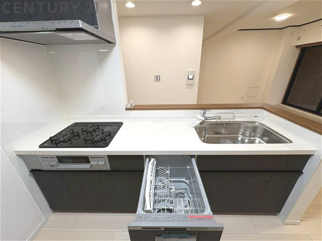 シンプルなデザインと使いやすさを兼ね備えた対面式システムキッチンは、効率的な作業スペースを提供し、家族やゲストとのコミュニケーションを促進します。