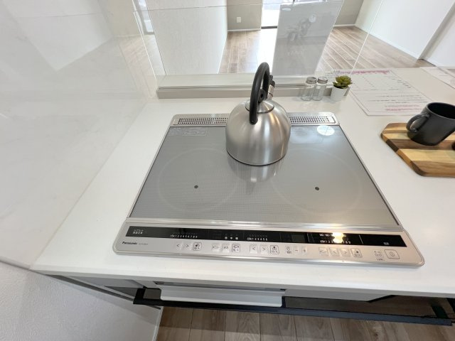 羽村市羽中2丁目　新築戸建全3棟のキッチン|安全性が高いIHクッキングヒーター。トップがフラットなガラス面なので、吹きこぼれてもサッと拭き取りやすいです♪