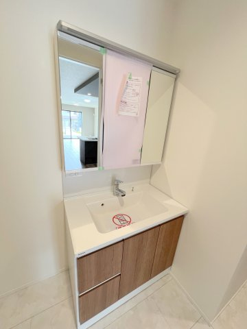 羽村市羽中2丁目　新築戸建全3棟の独立洗面台|身だしなみを整えやすく、収納たっぷりの三面鏡付洗面化粧台☆
