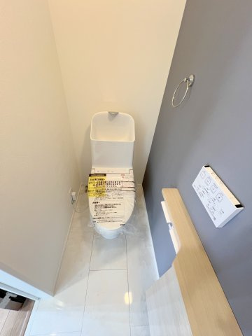 羽村市羽中2丁目　新築戸建全3棟のトイレ|1階温水シャワートイレ