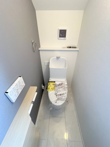 羽村市羽中2丁目　新築戸建全3棟のトイレ|2階温水シャワートイレ